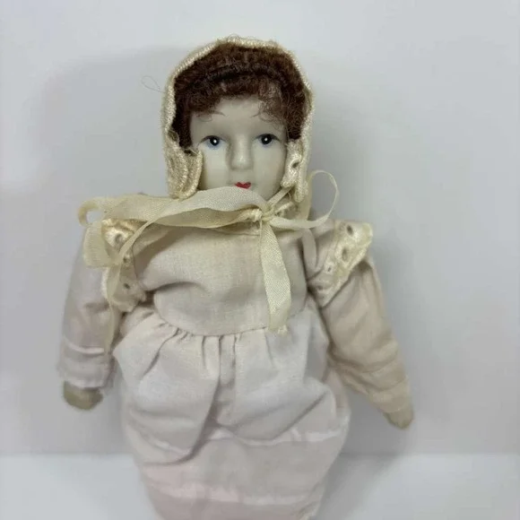 Set Of 3 Miniature Bisque Dolls In Shabby Chic Green Cream Tin Wall Pocket - Picture 7 of 10